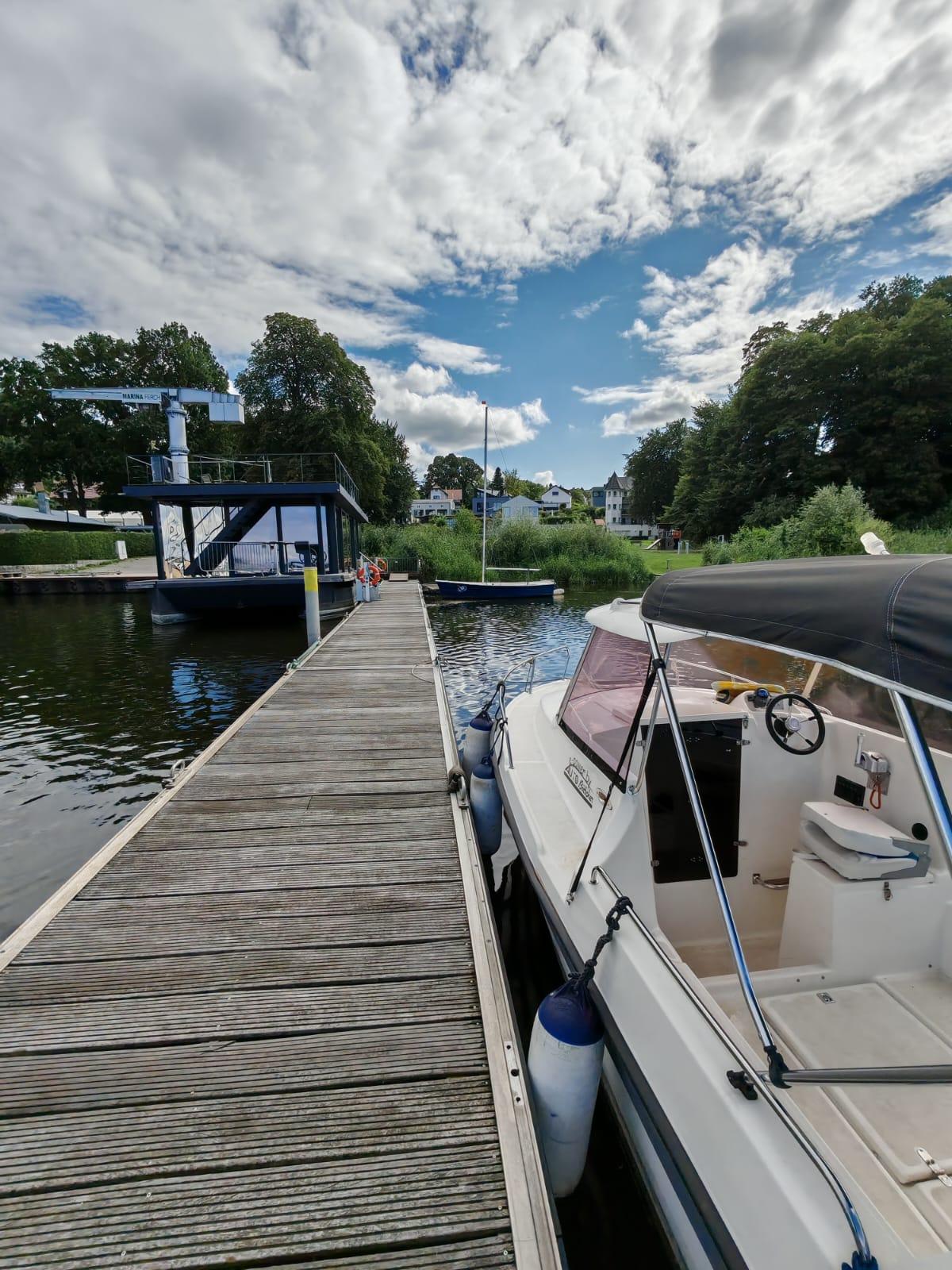 Schulungssteg der Bootsschule Bothe mit Motorboot