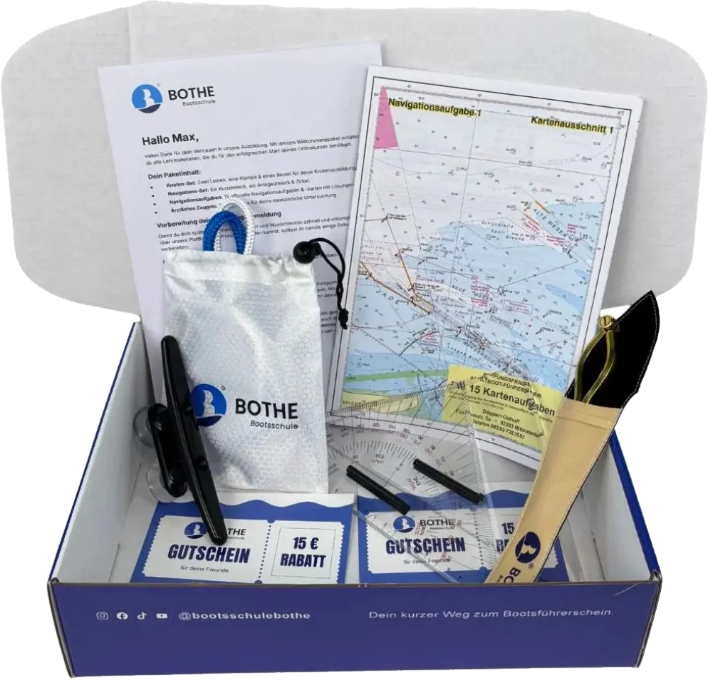 Willkommenspaket der Bootsschule Bothe – Navigationsbesteck, Seekarten und Knotenmaterial für den Sportbootführerschein