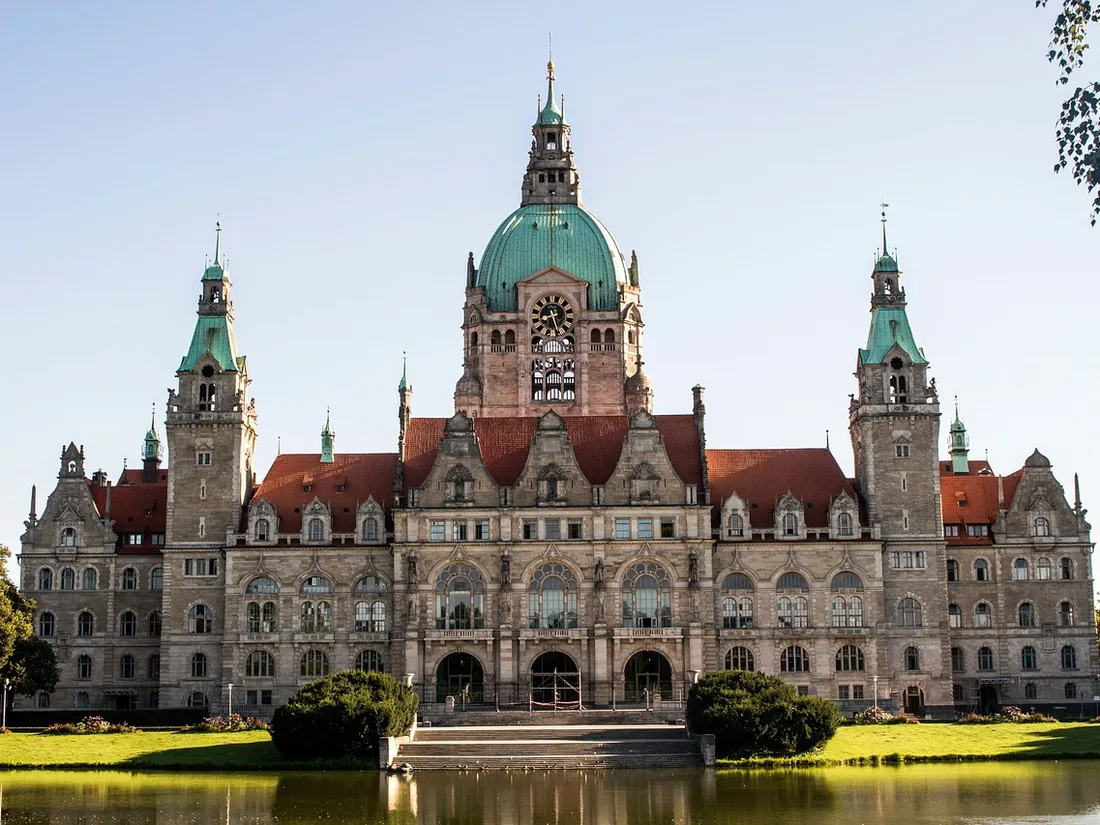 Bootsführerschein Hannover, Neues Rathaus mit Spiegelung im Maschteich