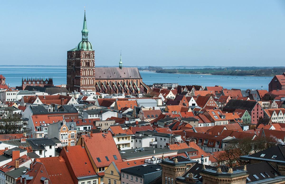 Bootsführerschein Stralsund, Altstadt mit Nikolaikirche und Hafen am Strelasund